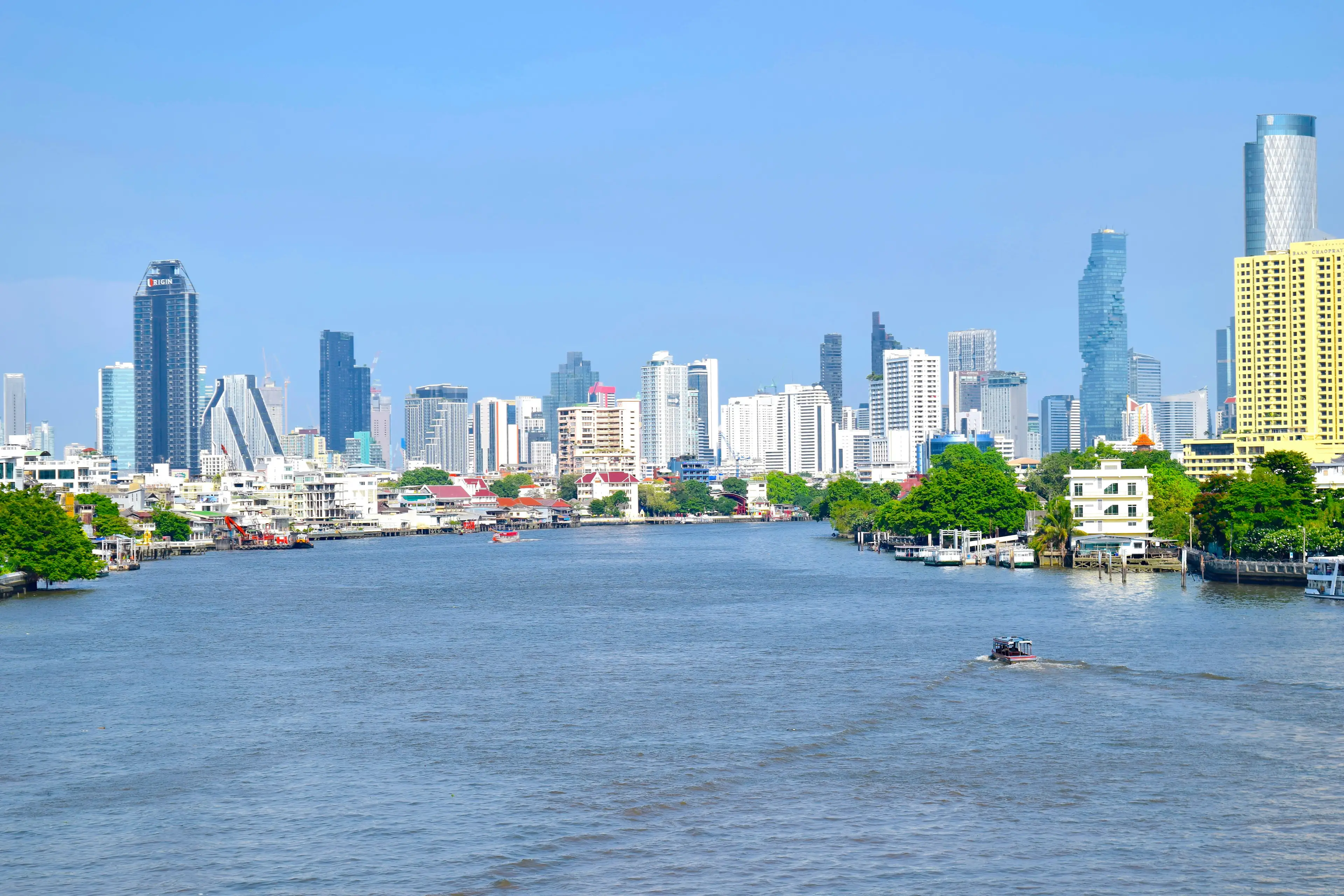 Sông chảy qua thành phố nhiều nhà cao tầng