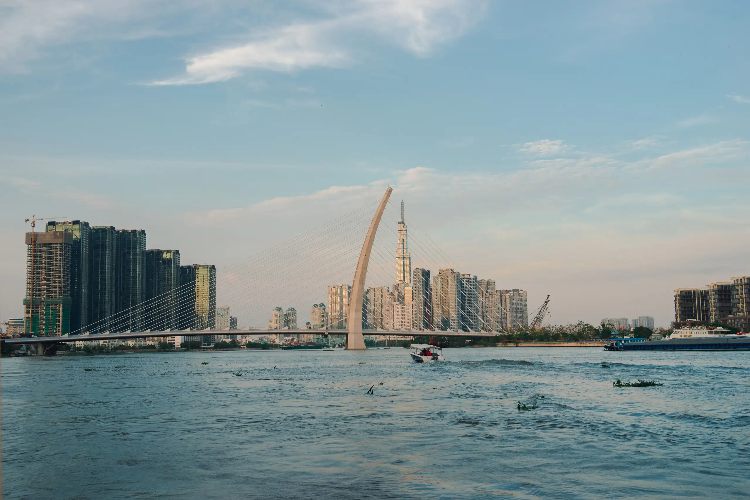 Sông Sài Gòn với cầu Ba Son và tòa Landmark 81